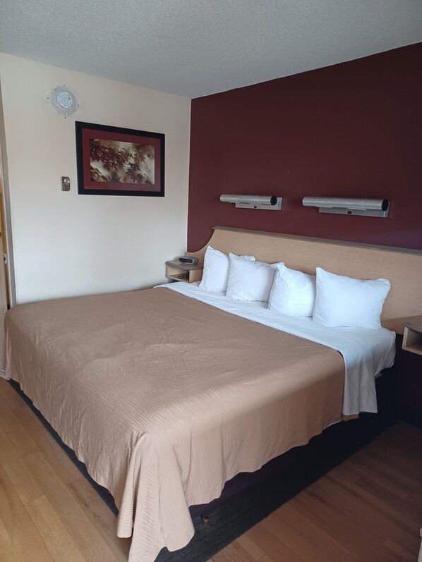 Standard Room, 1 King Bed, Accessible, Non Smoking | In-room safe, blackout drapes, free WiFi, bed sheets