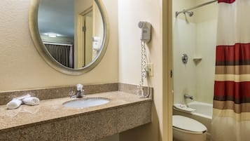 Badkar/dusch, djupt badkar, gratis toalettartiklar och hÄrtork