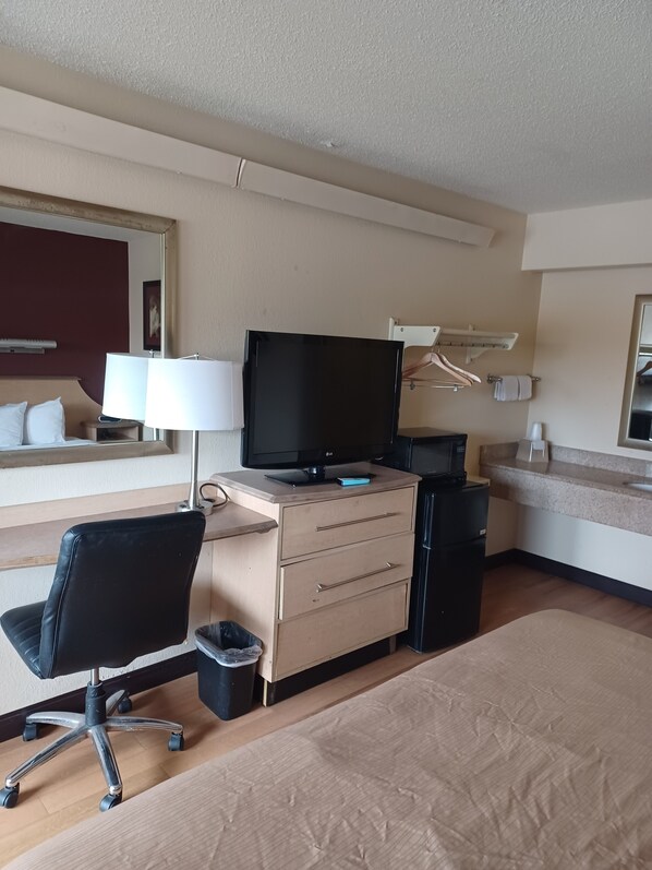 Kamar Standar, 1 Tempat Tidur King, akses difabel, Bebas Asap Rokok | Brankas, tirai kedap cahaya, Wi-Fi gratis, dan seprai linen
