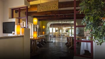 供應早餐、午餐和晚餐,美國料理