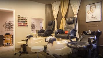 Couples treatment room(s), body treatments, hot stone massages