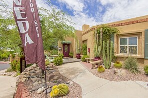 Couples treatment rooms, body treatments, hot stone massages