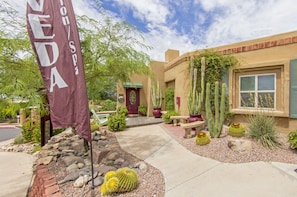 Couples treatment rooms, body treatments, hot stone massages