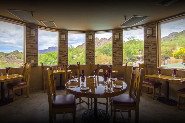 Melayani sarapan, makan siang, makan malam; sajian masakan Amerika