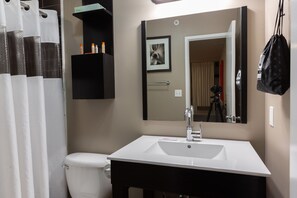 Standard Room, 1 King Bed | Bathroom | Combined shower/tub, designer toiletries, hair dryer, towels