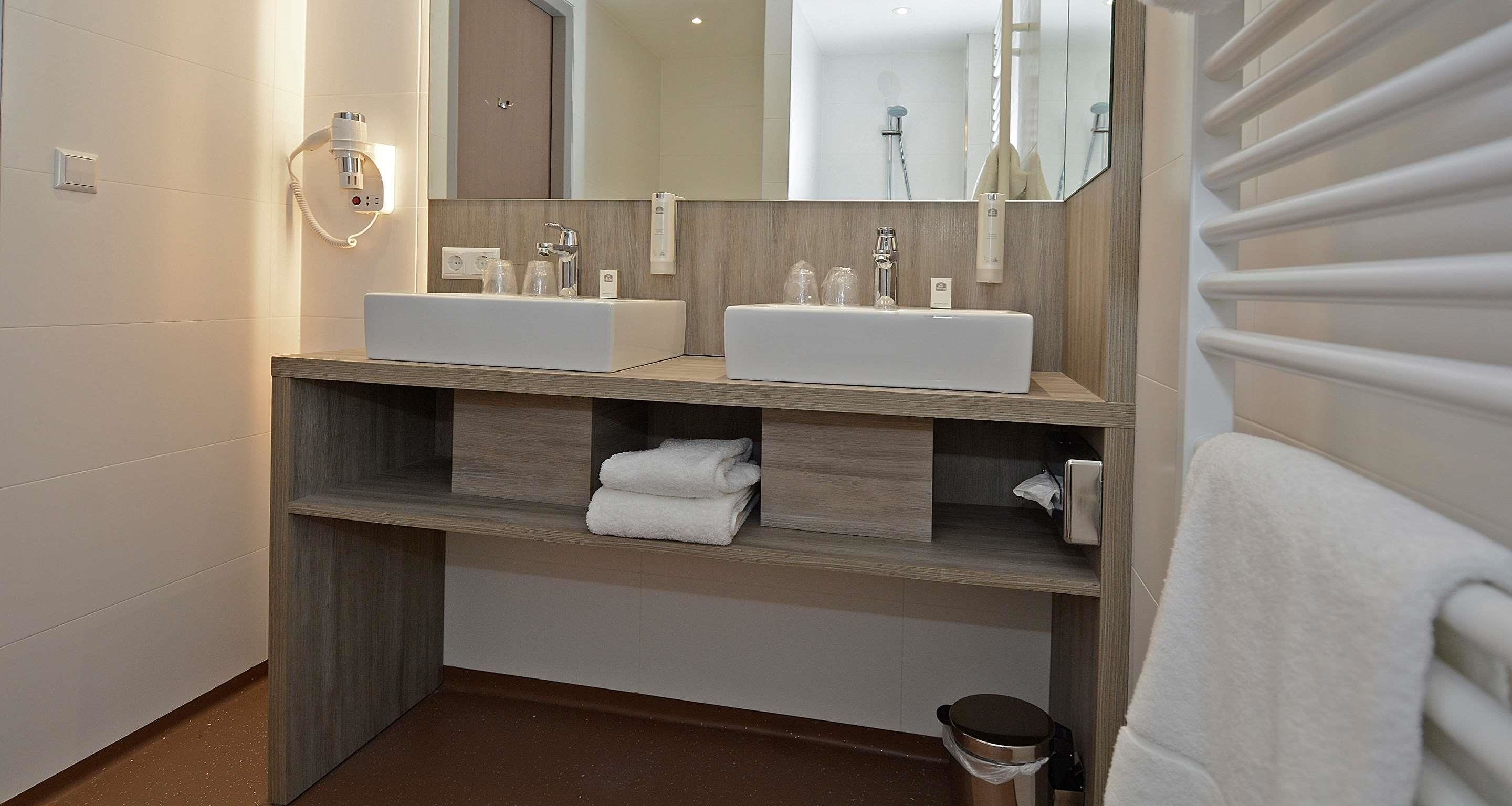 standard room, 1 double bed, non smoking, bathtub (with sofabed) | 1 bedroom, premium bedding, in-room safe, desk