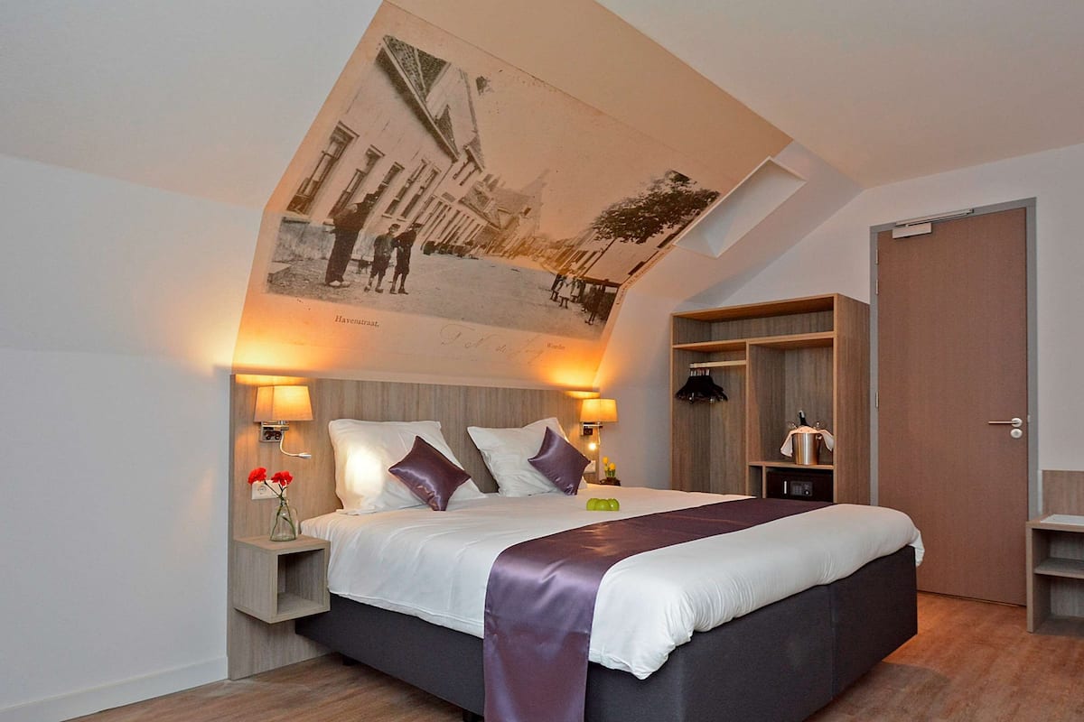 1 bedroom, premium bedding, in-room safe, desk