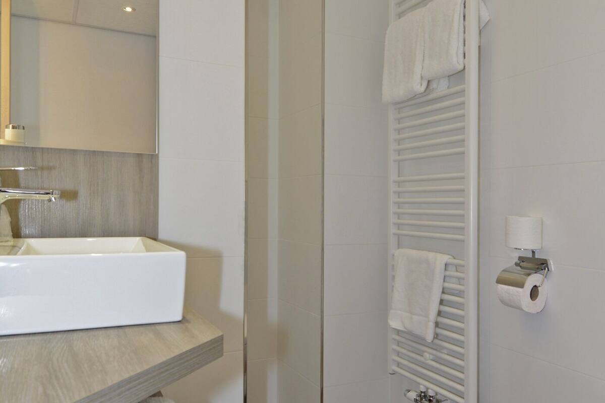 standard room, 1 double bed, non smoking | bathroom | free toiletries, hair dryer, towels, soap