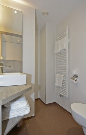 Standard Room, 1 Double Bed, Non Smoking | Bathroom | Free toiletries, hair dryer, towels, soap