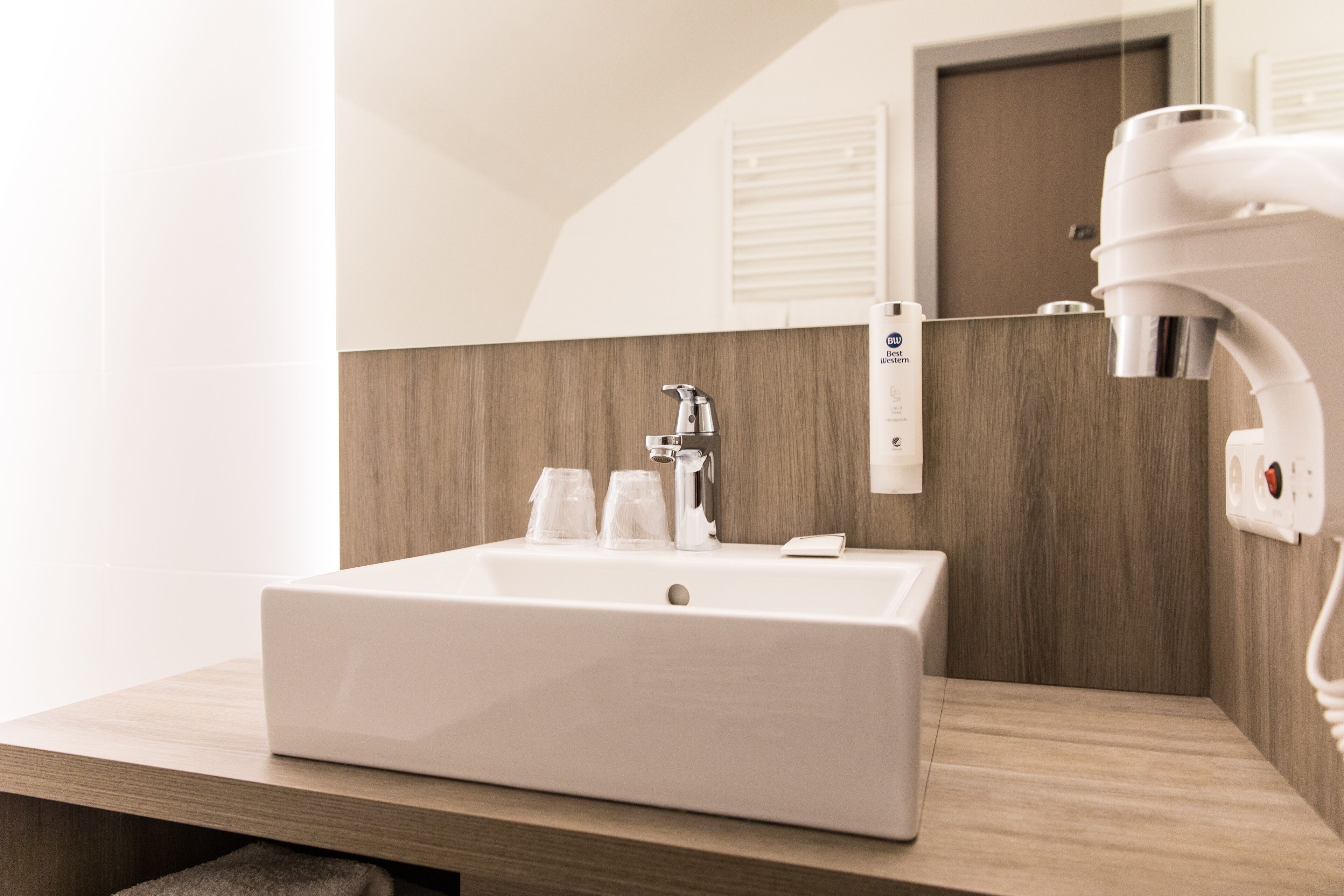 standard room, 1 single bed, non smoking | bathroom | free toiletries, hair dryer, towels, soap