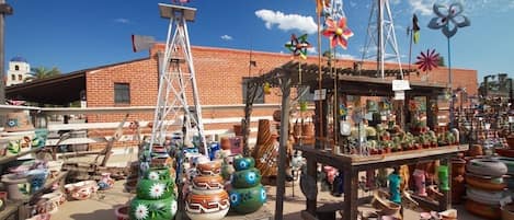 Un puesto de mercado con diversos artículos de cerámica y pinwheels.