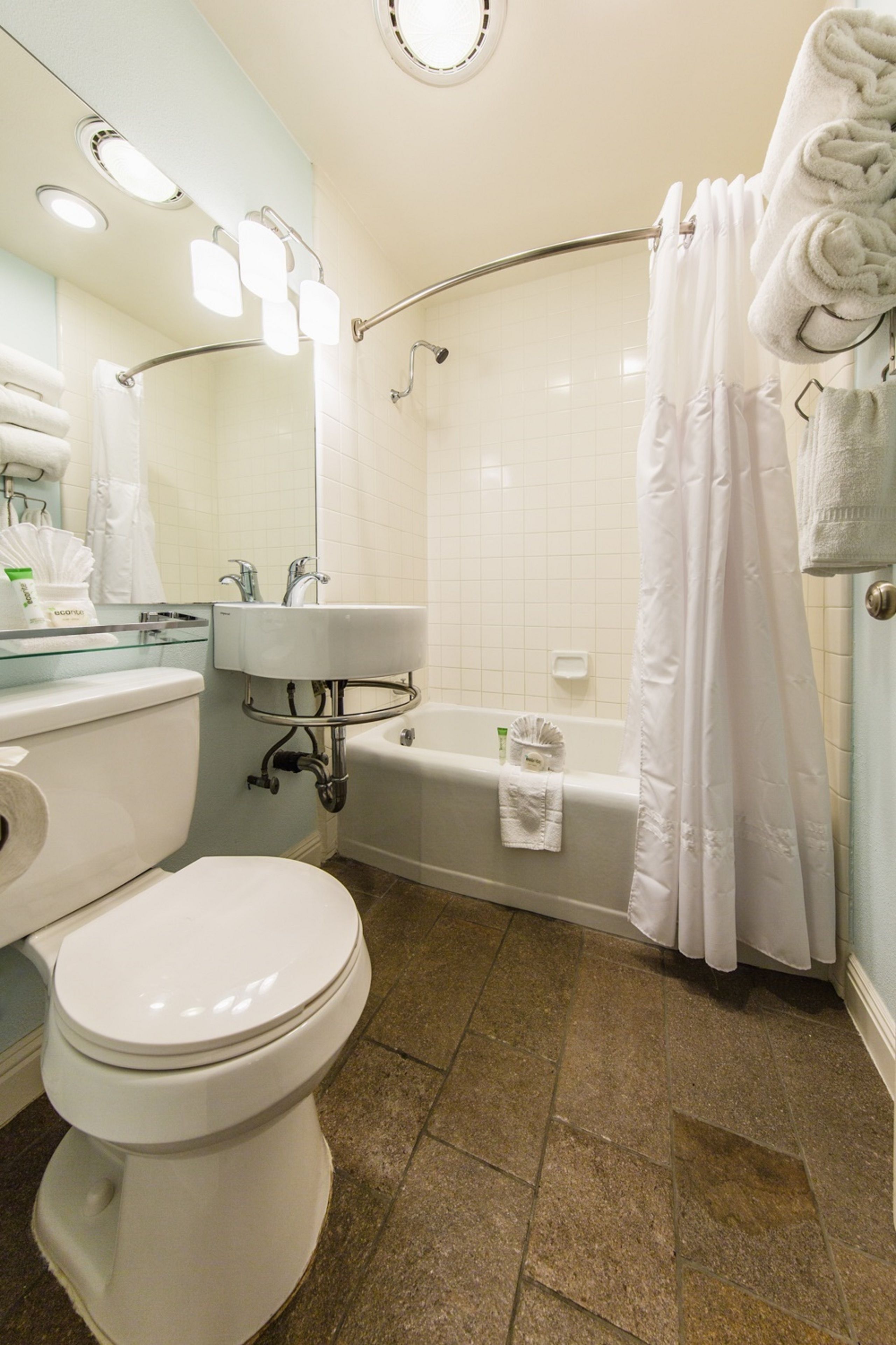 Ein Badezimmer mit Toilette, Waschbecken und Badewanne.