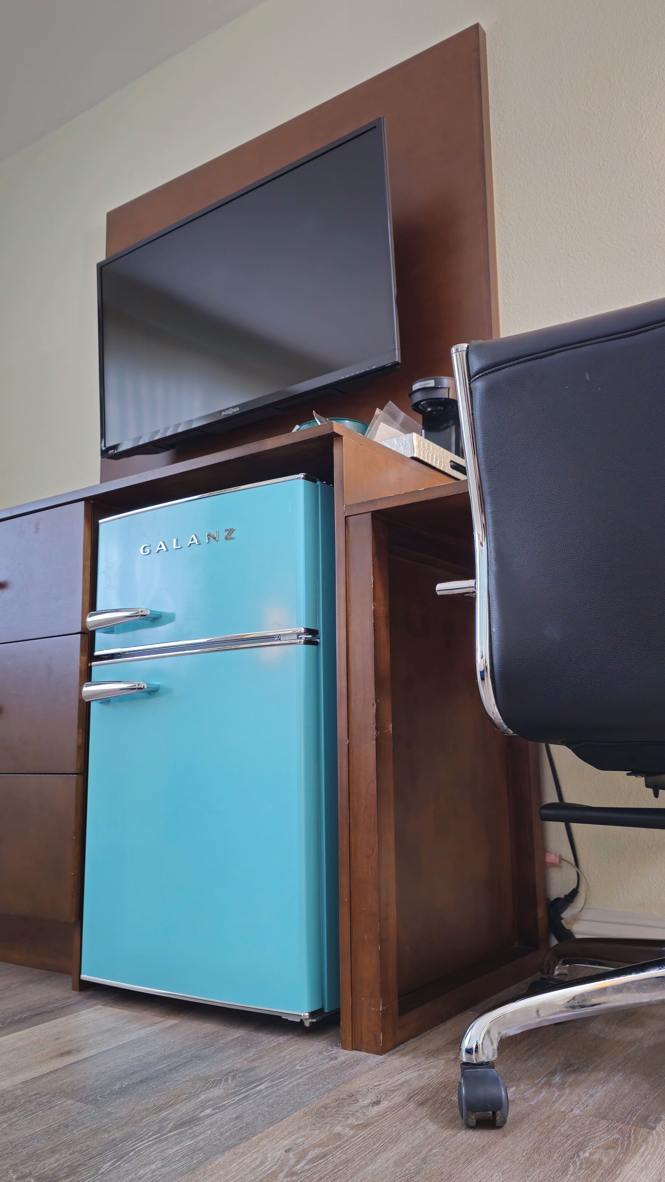 superior room, 1 king bed, executive level | living area | flat-screen tv