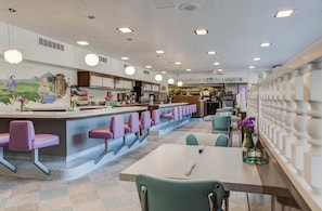 2 restaurants; dinner served  - Kings Inn San Diego (San Diego)
