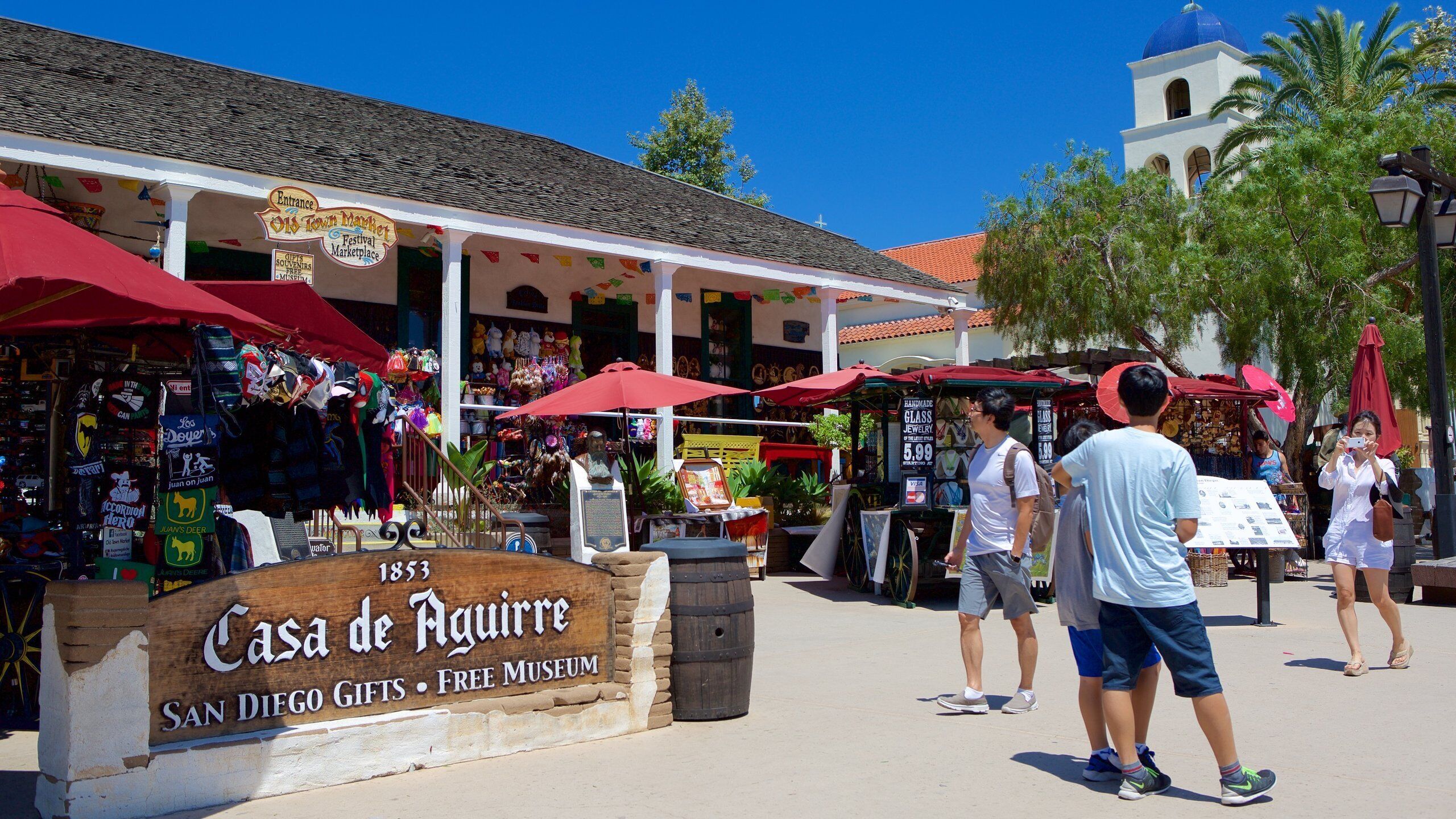 Un b âtiment historique sur lequel on peut lire l’inscription « Casa de Aguirre » et « San Diego Gifts – Musée gratuit ».