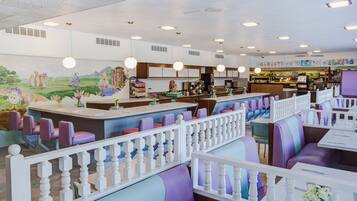 2 restaurants, dinner served, American cuisine