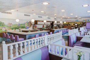 2 restaurants, dinner served - Kings Inn San Diego (San Diego)