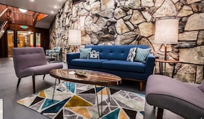 Lobby sitting area - Kings Inn San Diego (San Diego)