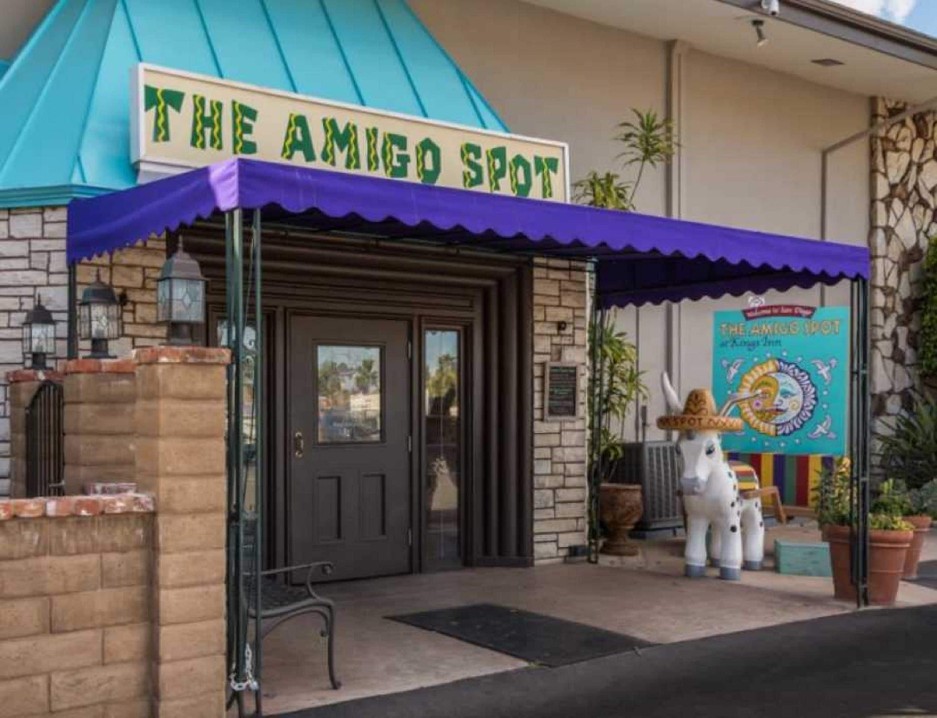 2 restaurants, dinner served, american cuisine