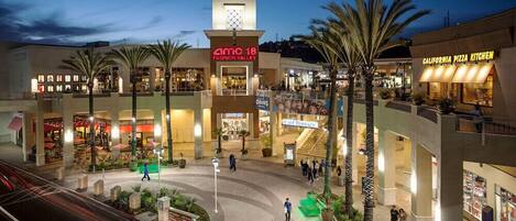 Un centro comercial con AMC 18, California Pizza Kitchen y un área de comida.