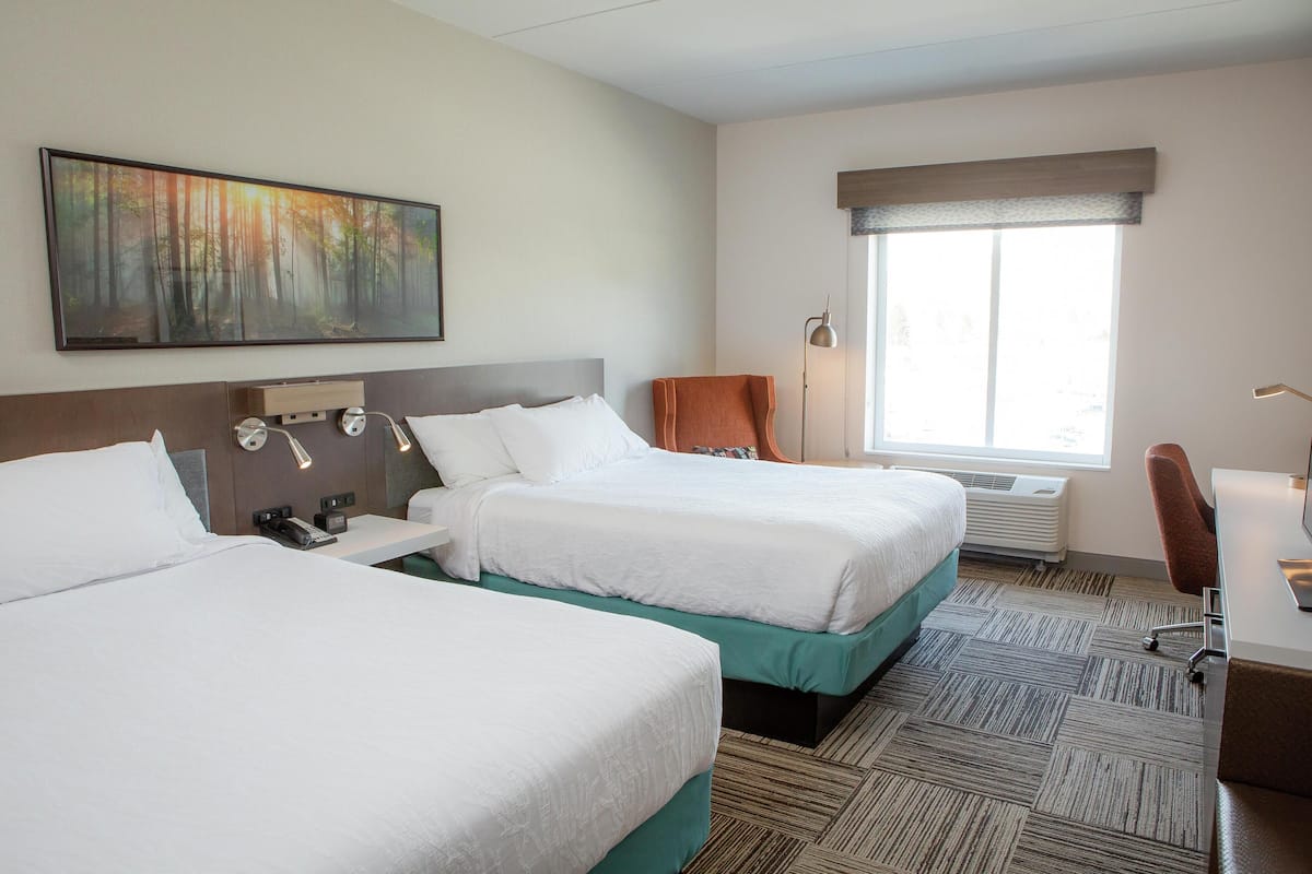 Ropa de cama de alta calidad y caja de seguridad en la habitación