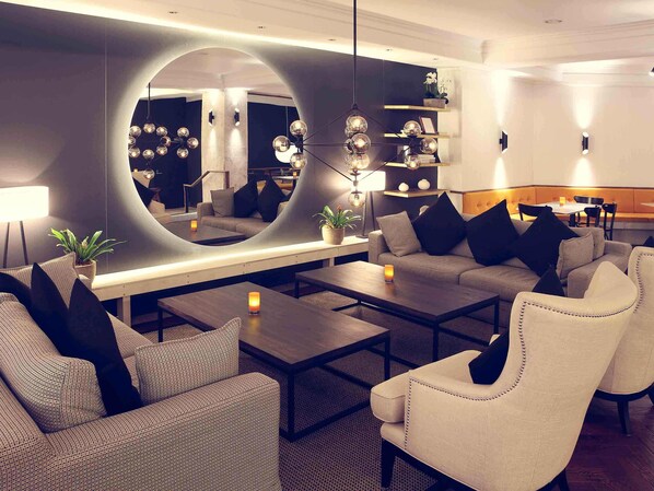 Serveert ontbijt, lunch, diner, regionale gerechten