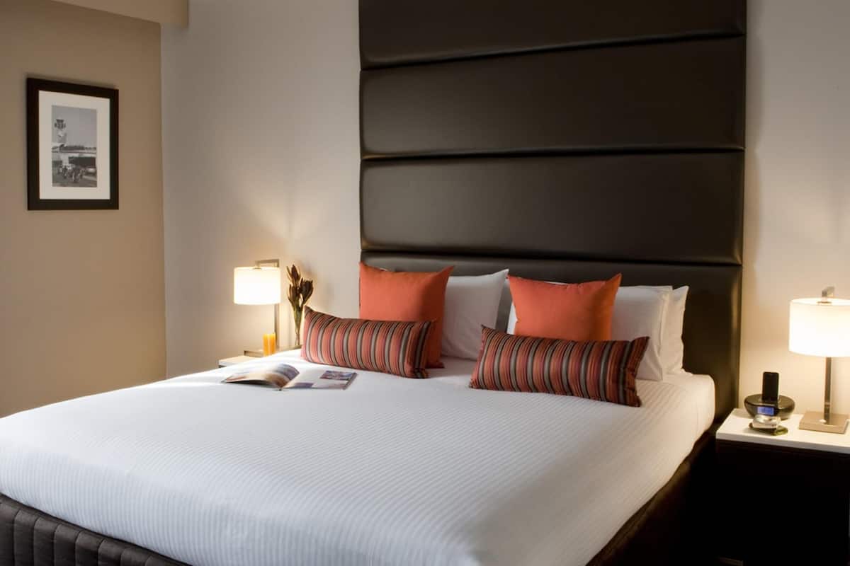 Deluxe Suite, 1 King Bed | Minibar, in-room safe, desk, blackout curtains