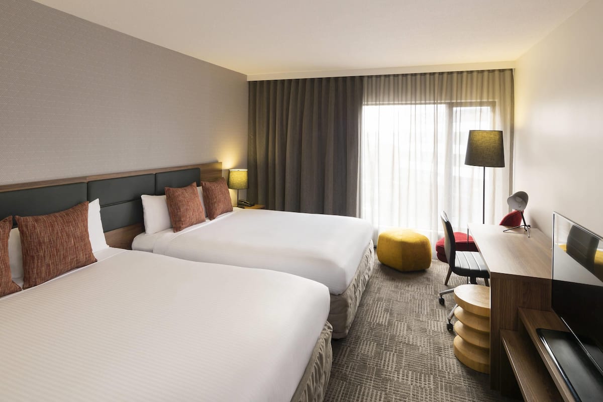 Deluxe-rum - 2 queensize-sängar | 1 sovrum, minibar, värdeförvaringsskåp på rummet och skrivbord