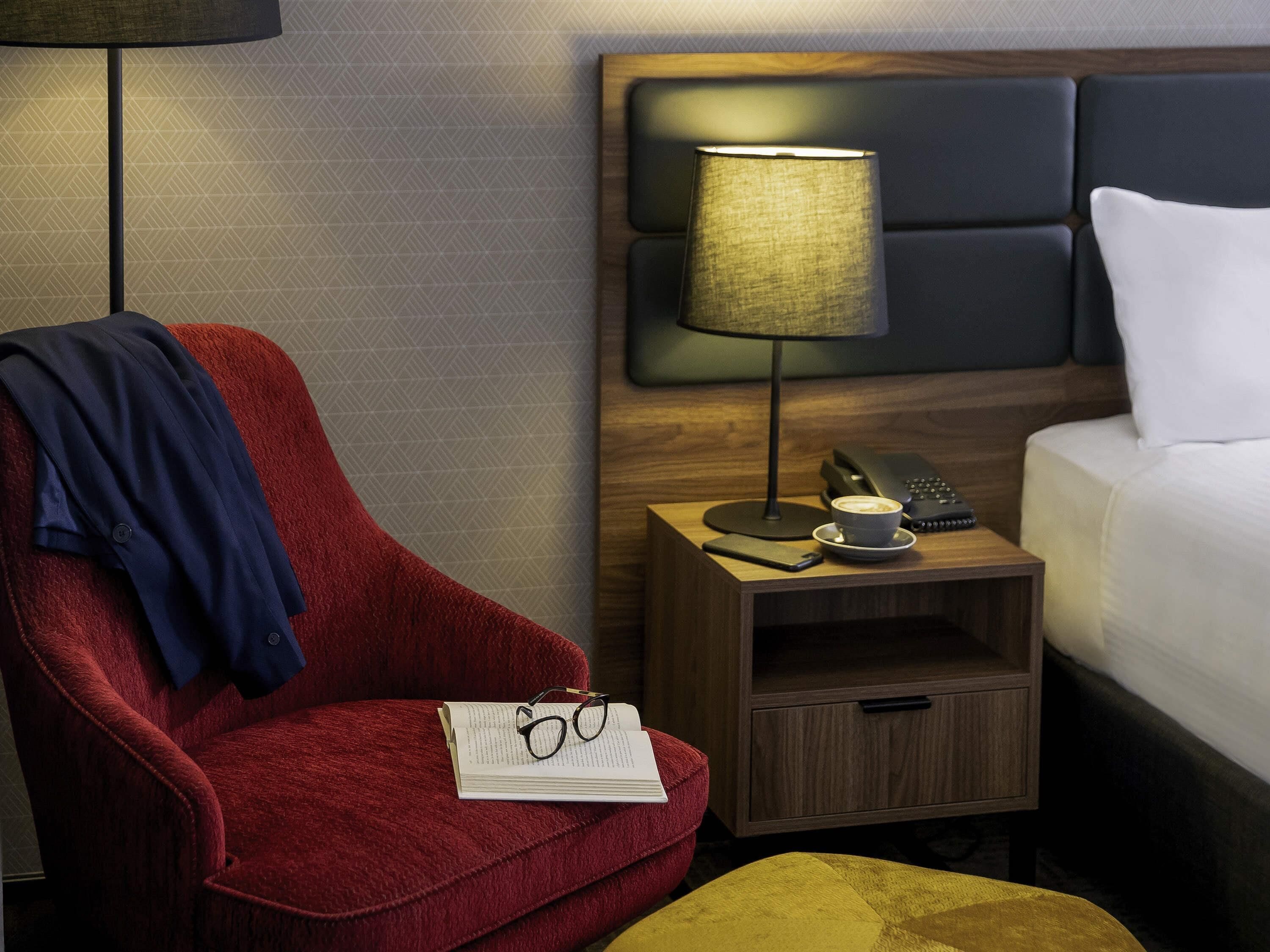 Deluxe Room, 1 King Bed | Minibar, in-room safe, desk, blackout drapes