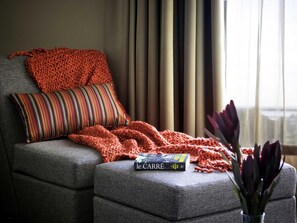 Minibar, Zimmersafe, Schreibtisch, Verdunkelungsvorhänge