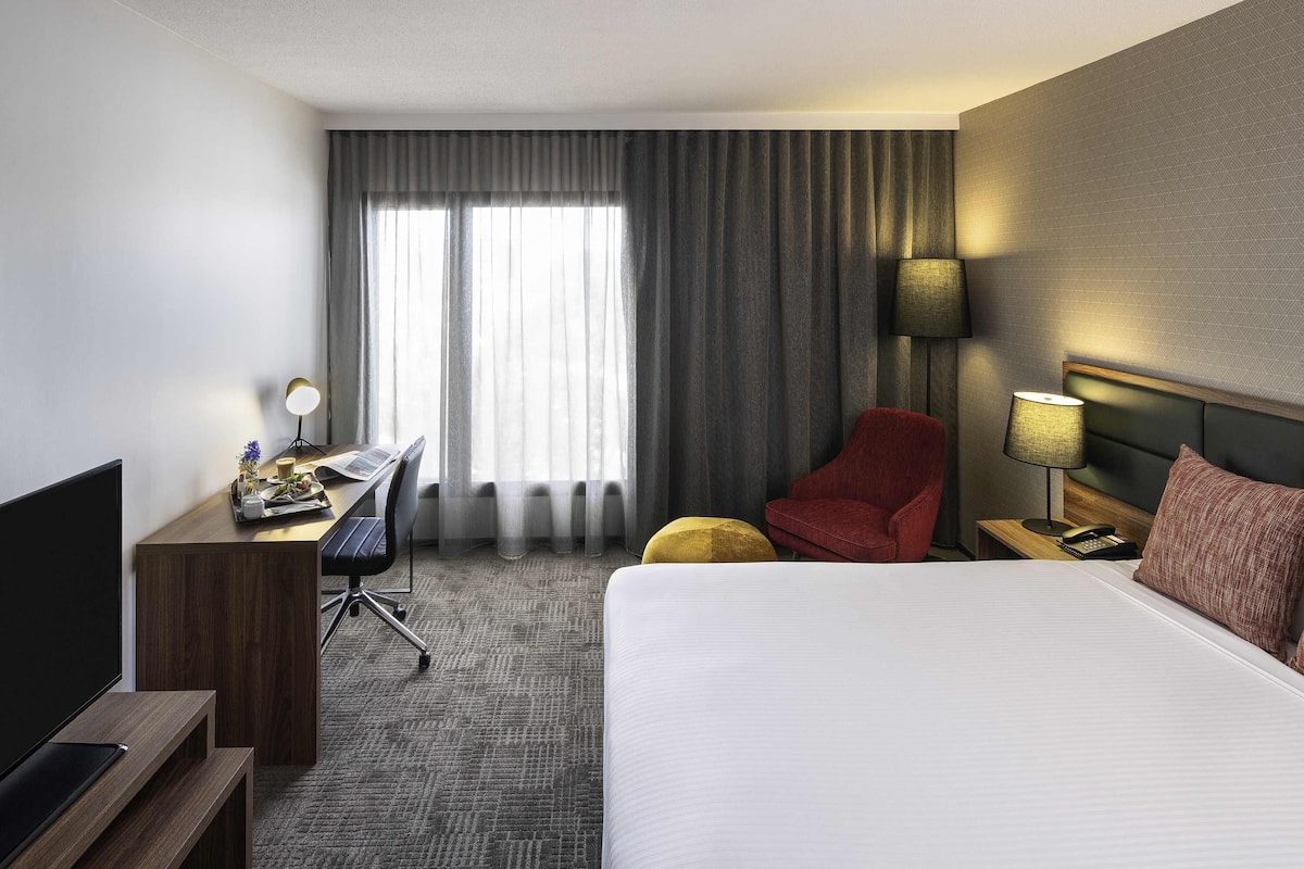 Deluxe Room, 1 King Bed | 1 bedroom, minibar, in-room safe, desk