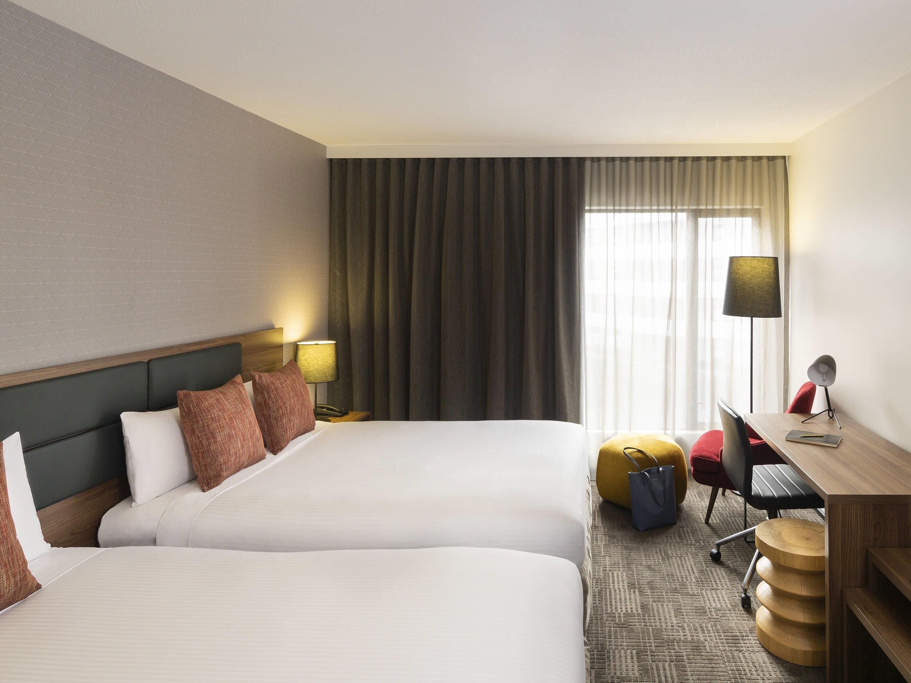 Kamar Deluks, 2 Tempat Tidur Queen | Minibar, brankas, meja kerja, dan tirai kedap cahaya