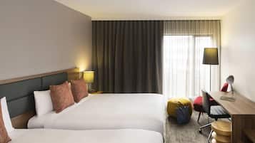 Kamar Deluks, 2 Tempat Tidur Queen | Minibar, brankas, meja kerja, dan tirai kedap cahaya