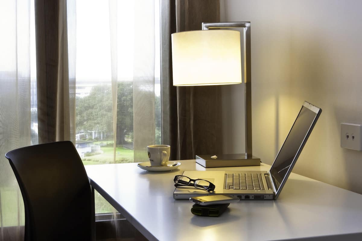 1 bilik tidur, bar mini, peti besi dalam bilik, meja