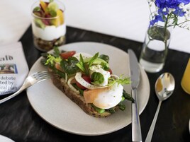 Habitación Deluxe, 2 camas de matrimonio | Zona de desayunos | Se ofrece un desayuno bufé todos los días (por un coste adicional)