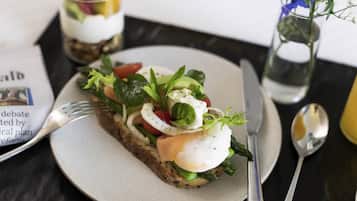 Deluxe Room, 2 Queen Beds | Breakfast area