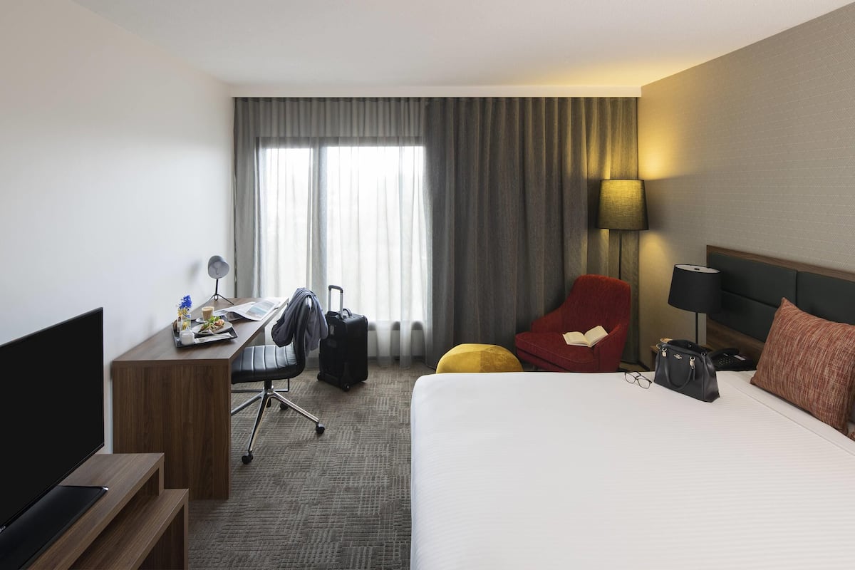 Deluxe-rum - 1 kingsize-säng | 1 sovrum, minibar, värdeförvaringsskåp på rummet och skrivbord