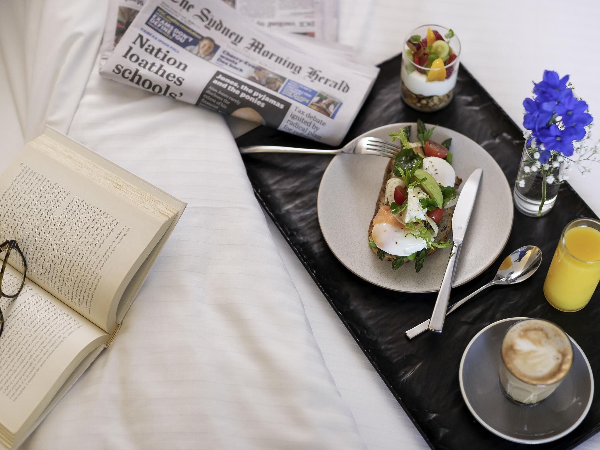 Deluxe Room, 1 King Bed | Minibar, in-room safe, desk, blackout drapes