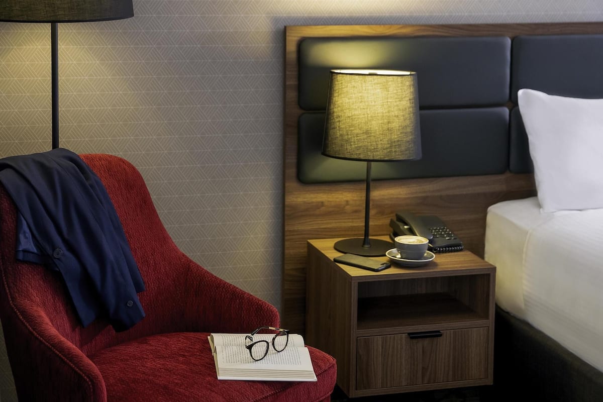 Deluxe Room, 1 King Bed | Minibar, in-room safe, desk, blackout drapes