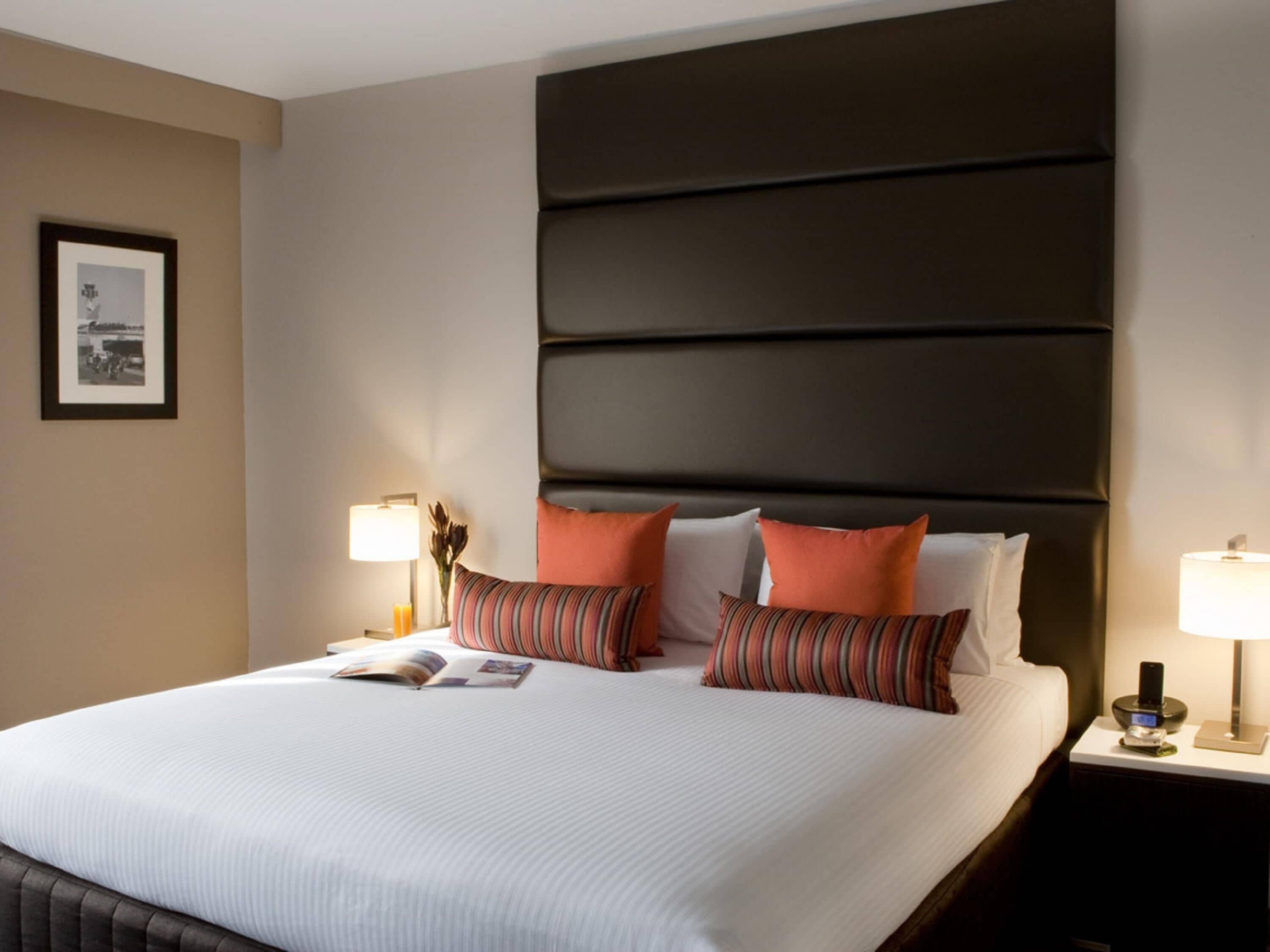 Deluxe Suite, 1 King Bed | Minibar, in-room safe, desk, blackout drapes