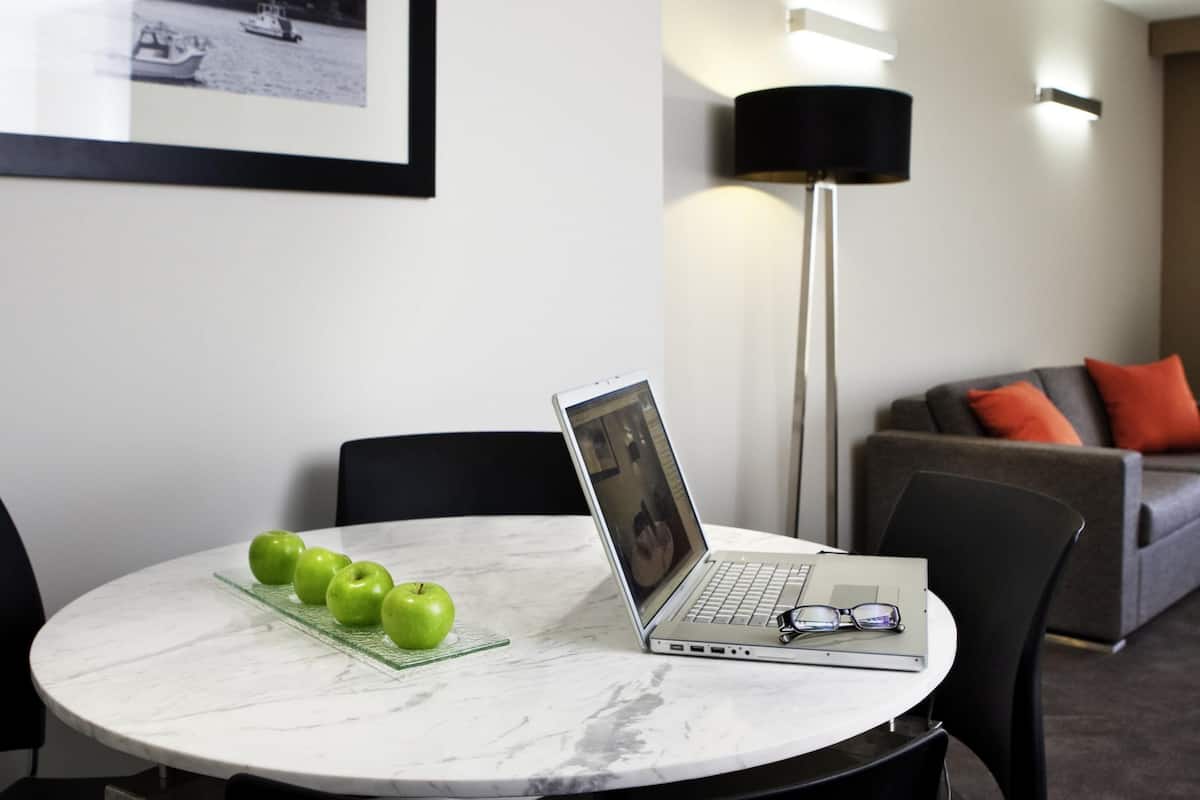 1 bilik tidur, bar mini, peti besi dalam bilik, meja