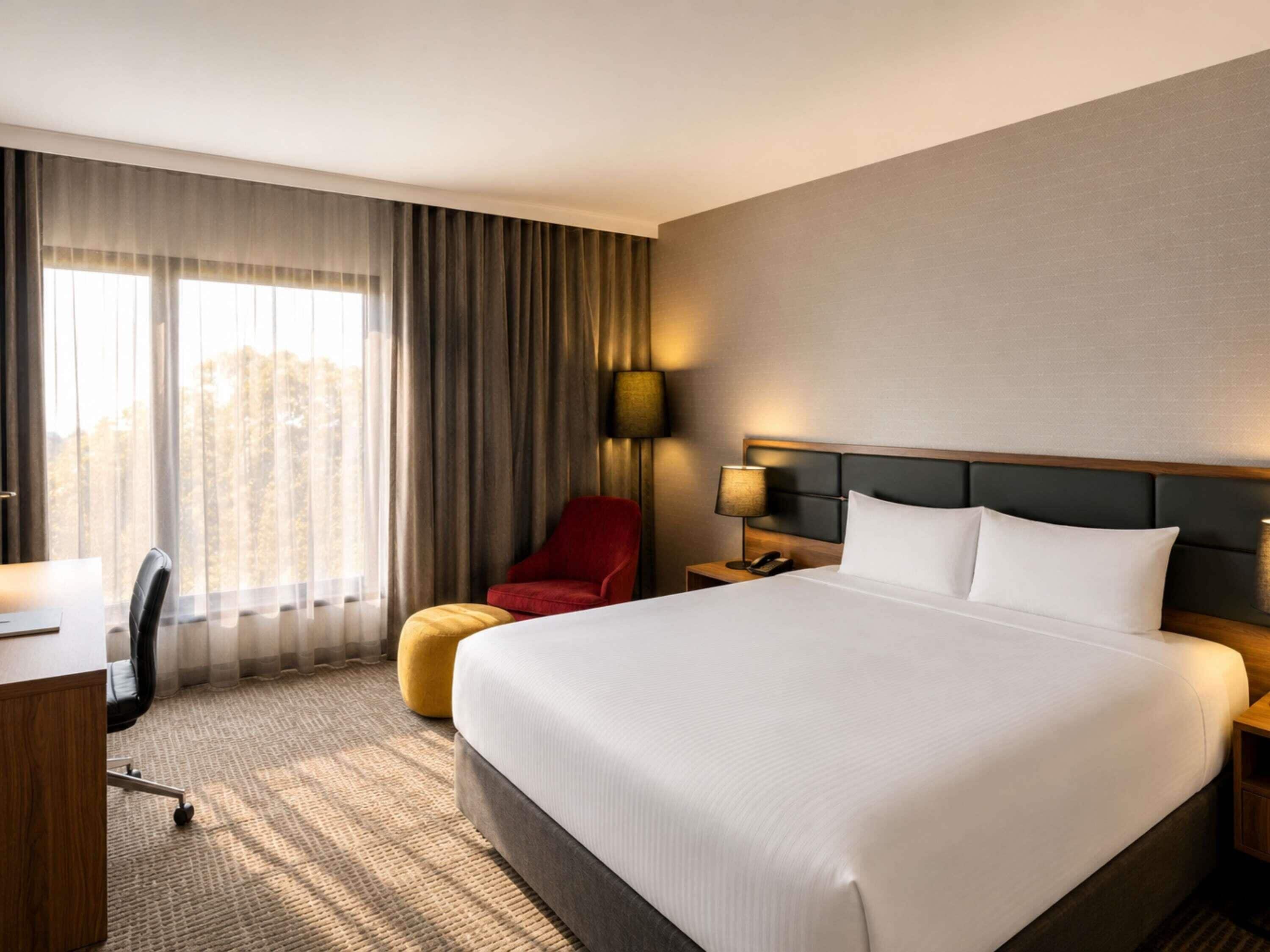 Deluxe Room, 1 King Bed | Minibar, in-room safe, desk, blackout curtains
