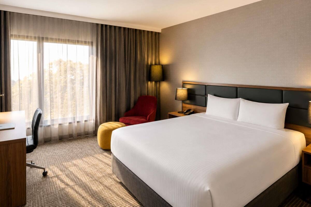 Deluxe Room, 1 King Bed | Minibar, in-room safe, desk, blackout curtains
