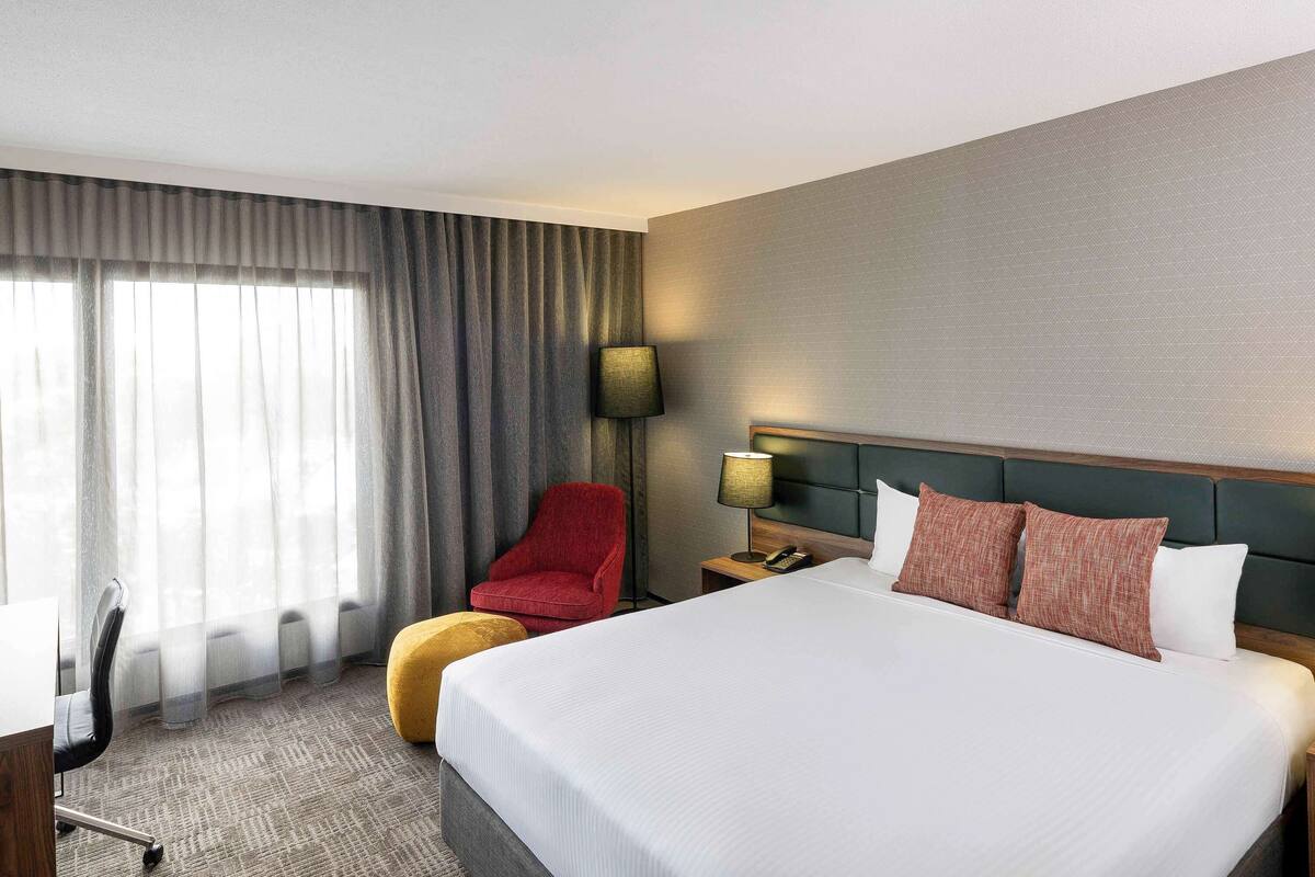 Deluxe Room, 1 King Bed | Minibar, in-room safe, desk, blackout curtains