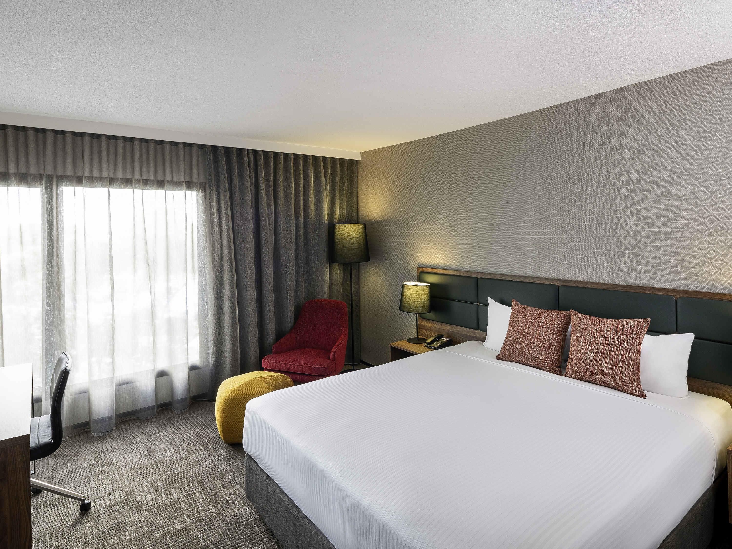 Deluxe Room, 1 King Bed | Minibar, in-room safe, desk, blackout drapes