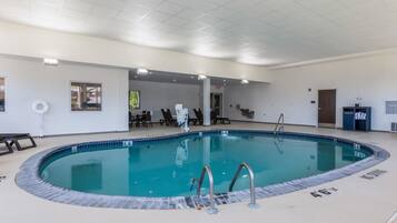 Kolam renang indoor, dengan kursi berjemur