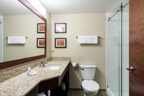 Ensemble douche/baignoire, articles de toilette gratuits, sèche-cheveux
