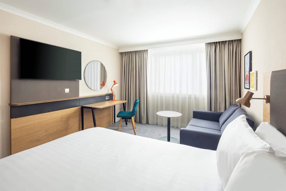 1 bedroom, hypo-allergenic bedding, desk, blackout curtains