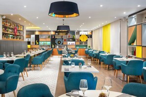 Petit déjeuner et dîner servis sur place