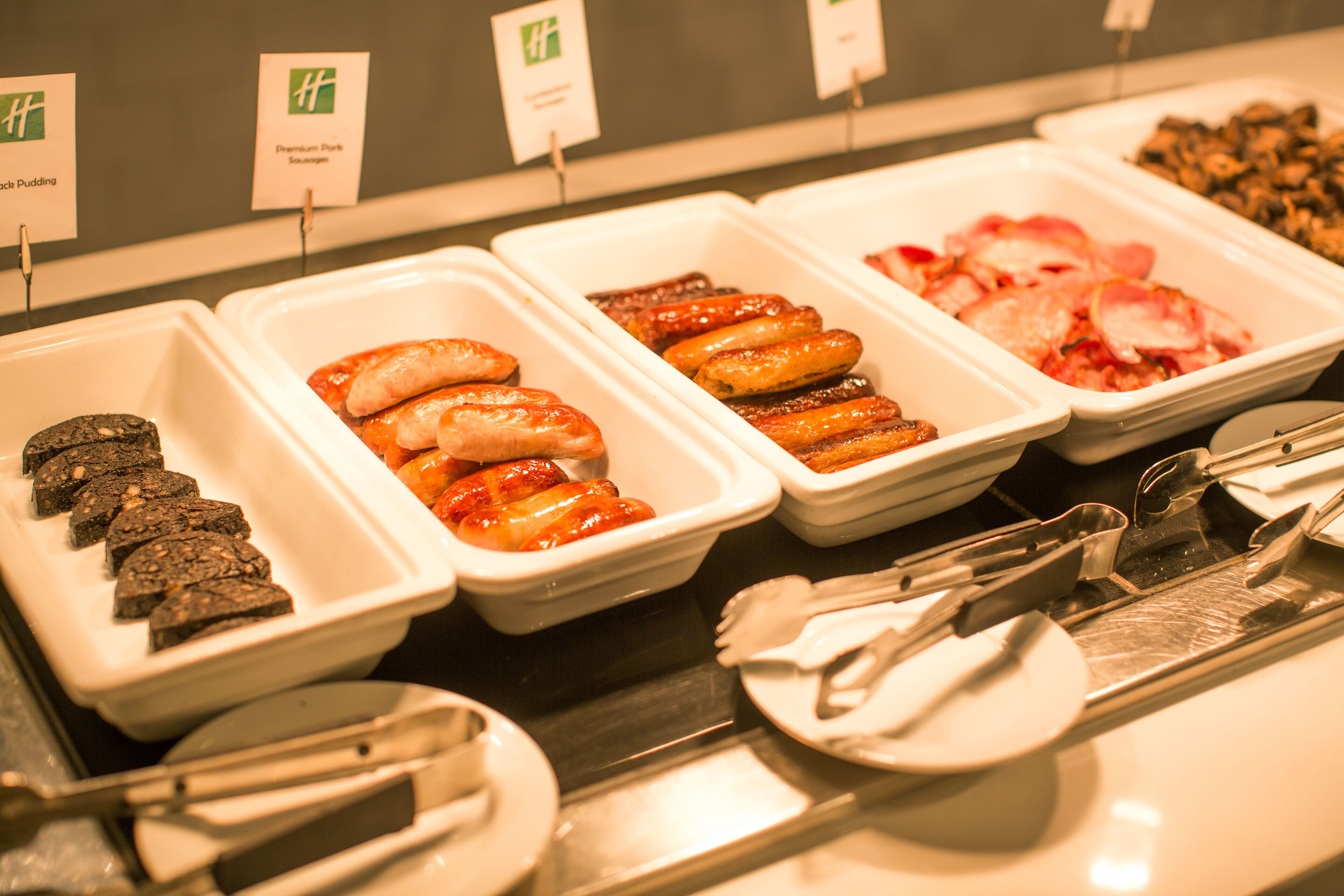 อาหารเช้าแบบอังกฤษทุกวัน (GBP 16.95 ต่อคน)